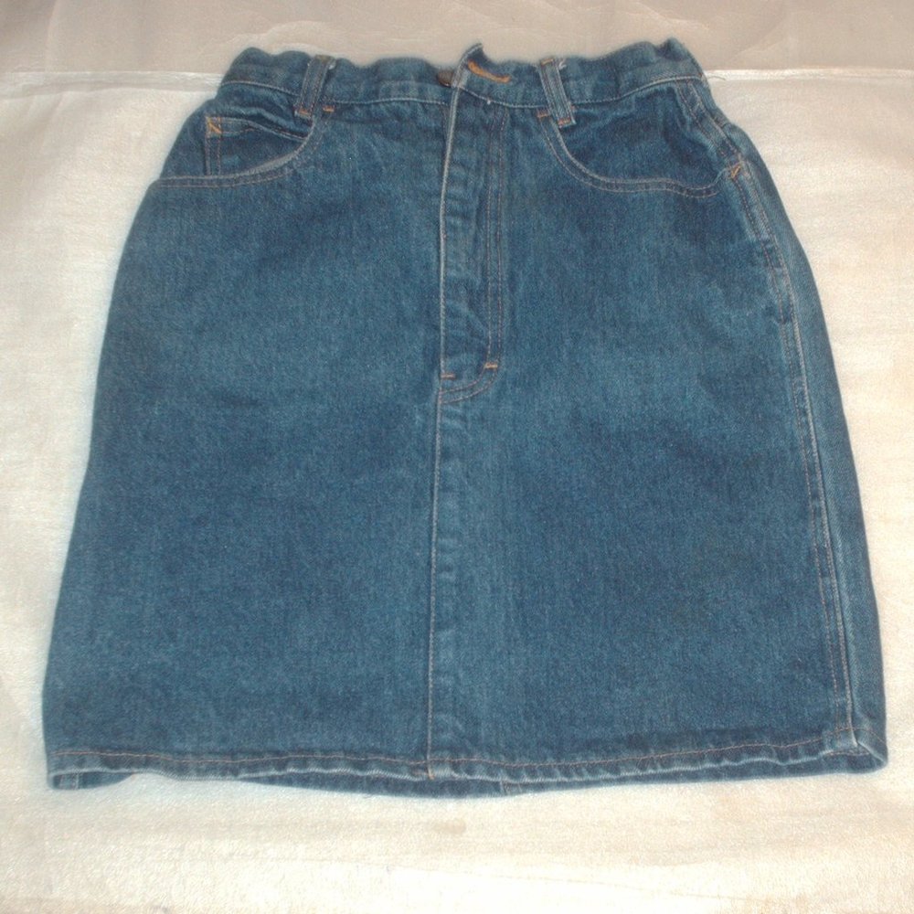 Lady's short denim skirt by Variations size 5/6